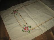 Meget pen heimebrodert duk ca 108*45 cm stor 60 tallet