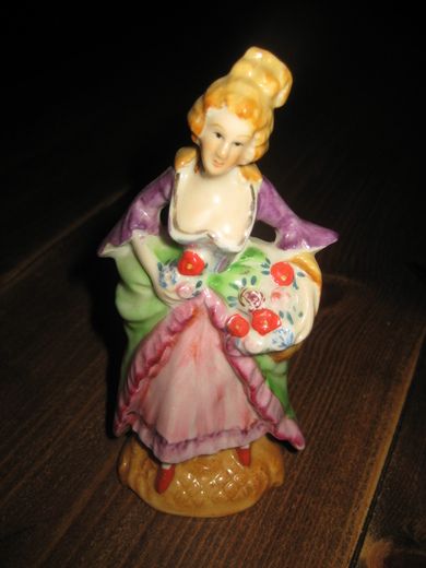 Pen porselensfigur fra eldre dager ca 13 cm høg Import