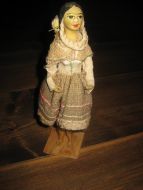 Gammel og pen damefigur med barn på ryggen ca 21 cm høgt