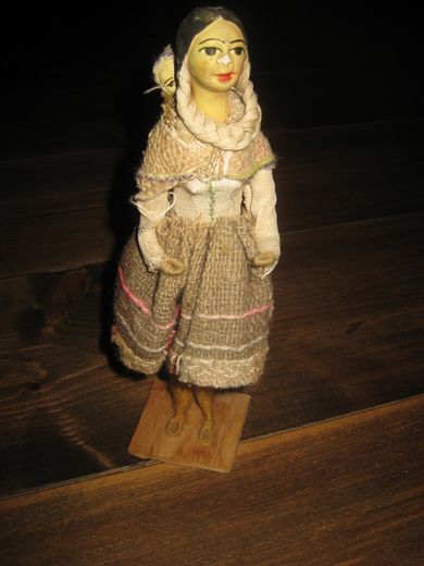 Gammel og pen damefigur med barn på ryggen ca 21 cm høgt