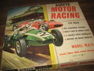 Gammel eske med bilbanedeler, MOTOR RACING, 50-60 tallet.