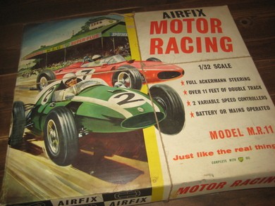 Gammel eske med bilbanedeler, MOTOR RACING, 50-60 tallet.