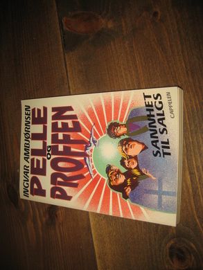 AMBJØRNSEN, INGVAR: PELLE OG PROFFEN. SANNHET TIL SALGS. 1992. 