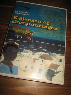 JOHANNESSEN, GEIR: K- GJENGEN OG SKORPIONRINGEN. Lest av Terje Bolling, 3.5 timer, 1999.