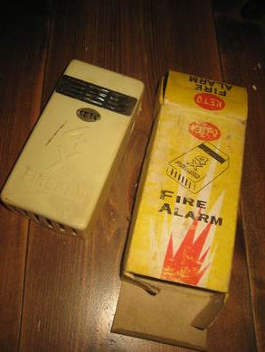 Eske med ubrukt innhold 4X FIREALARM 40 tallet