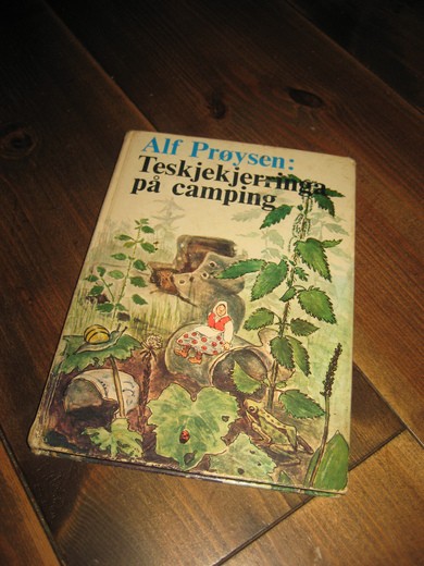 PRØYSEN, ALF: Teskjekjerringa på camping. 1972.