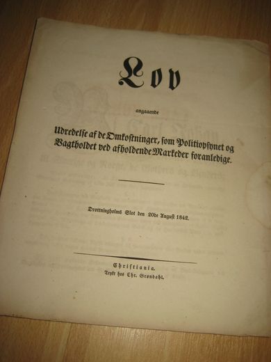 1842, Lov angaaende Udredelse af deOmkostninger, fom Politiopsynet og Vagtholdet ved afholdende Markeder foranledige.