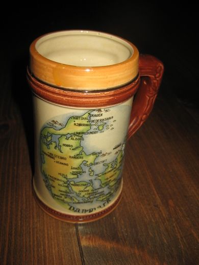 Pent nostalgisk krus ca 14 cm høgt
