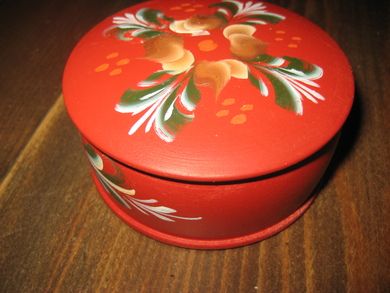 Liten rosemala treeske med lokk ca 8 cm i diameter