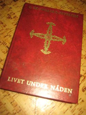 SKOVGAARD - PETERSEN: LIVET UNDER NÅDEN. Korte andaktsstykker til hvær dag i året. 1979.