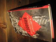 VOGT / HEGER: BRUDDET. Hellige krigere og en ny verdensordning. 2002.