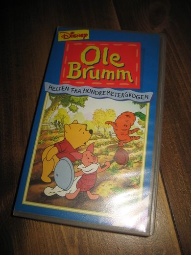OLE BRUMM. HELTEN FRA HUNDREMETERSSKOGEN. 1989, 44 MIN.