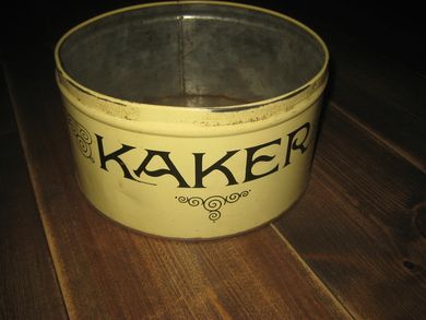 Kakeboks uten lokk tekst: KAKER