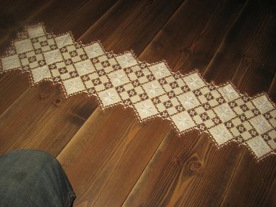 Pen heimebrodert duk ca 95*22 cm stor