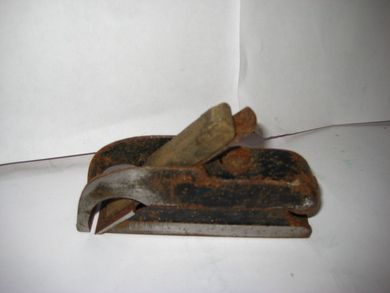 Meget gammel høvel i metall