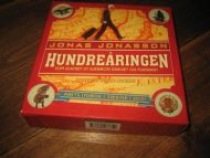 JONASSON, JONAS: HUNDREÅRINGEN. Innlest av Trond Brænne, 2010. 
