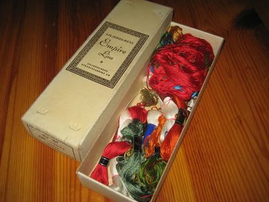 Eske med innhold DMC brodritråd Eska er fra Liljeholmens Stearinfabrik 50 tallet