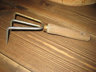 Ikkje så veldig gammel men med trehandtak ugrasrive 22 cm lang