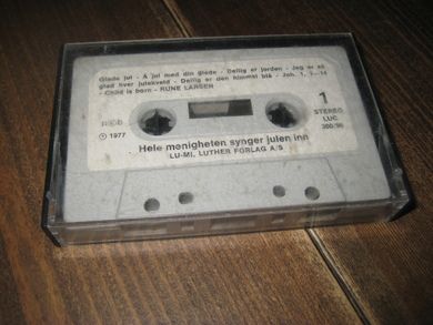 Hele menigheten synger julen inn 1977