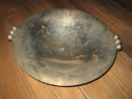 Gammelt og pent blikkfat med handtak på sidene ca 28 cm i diameter 30 tallet