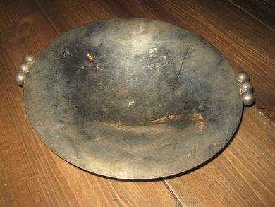 Gammelt og pent blikkfat med handtak på sidene ca 28 cm i diameter 30 tallet