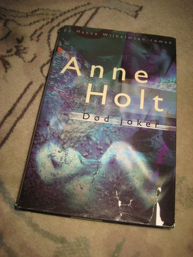 HOLT, ANNE. Død joker. 2000.
