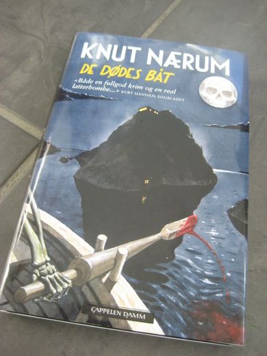 NÆRUM, KNUT: DE DØDES BÅT. 2012. 