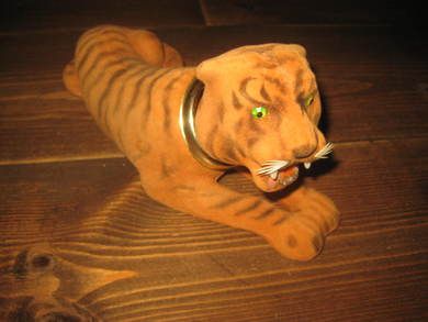 Tiger med bevegeleg hode liten utgave slik som låg bake på hattehylla i biler på 60-70 tallet ca 27 cm lang