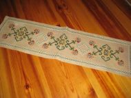 Pen heimebrodert løper ca 79*22 cm stor