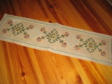 Pen heimebrodert løper ca 79*22 cm stor