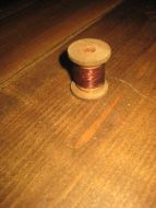 Gammel trådsnelle i tre ca 3 cm høg