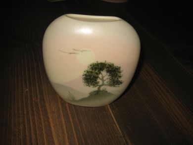 Pen engelsk keramikkvase oval ca 12 cm høg