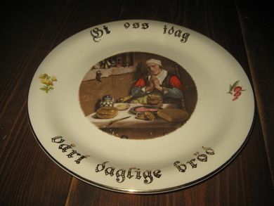 Fat fra Stavangerflint med tekst: Gi oss i dag vårt daglige brød Ca 24 cm i diameter