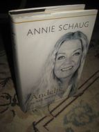SCHAUG, ANNIE: ÅNDELIG OG HELT NORMAL. 2015.