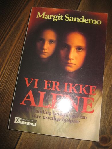 SANDEMO, MARGIT: VI ER IKKE ALENE. 1990.