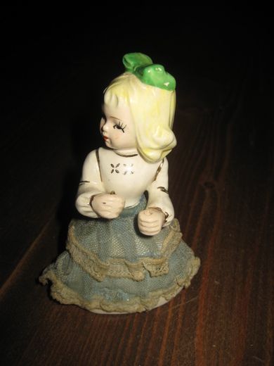 Eldre porselensfigur a 11 cm høg