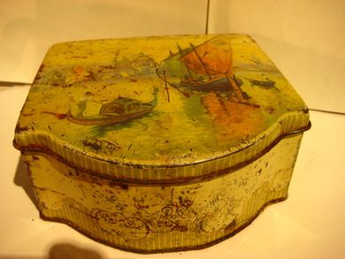 En gammel boks med lokk