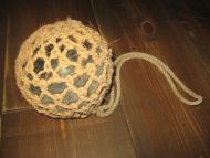 Kavlkule i god stand brukt ved garnfiske i gamle dager Fra forige århundreskifte Ca 13 cm i diameter lys grønn