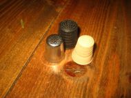 Lott gamle fingerbøler 2 i plast en i metall 60 tallet?