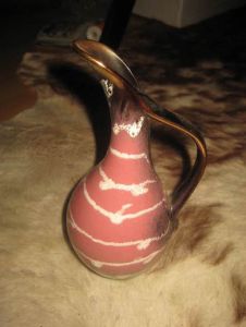 Pen keramikk vase fra 60 tallet. Ca 20 cm høg. 