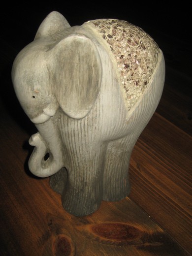 Pen elefant i keramikk, ca 25 cm høg. 