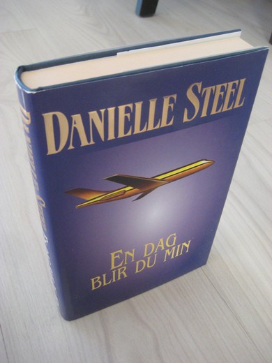 STEEL, DANIELLE: EN DAG BLIR DU MIN. 1997.