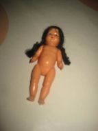 Gammel dokke i hardplast ca 8 cm høg