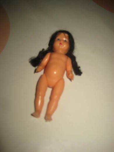 Gammel dokke i hardplast ca 8 cm høg