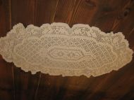 Hekla brikke til bord oval ca 70 cm i diameter Meget pent heimearbeid