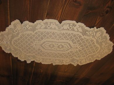 Hekla brikke til bord oval ca 70 cm i diameter Meget pent heimearbeid