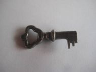 Gammel nøkkel, ca  3.2  cm lang, noe for din samling? Detter nøkkel nr 8