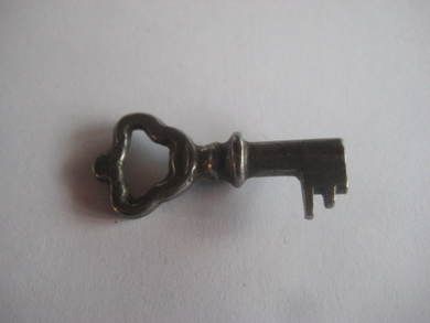 Gammel nøkkel, ca  3.2  cm lang, noe for din samling? Detter nøkkel nr 8