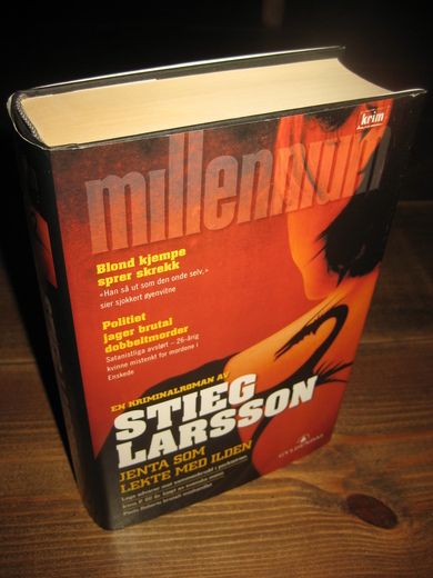 LARSSON, STIEG: MILENIUM KRIM. JENTA SOM LEKTE MED ILDEN. 2007.