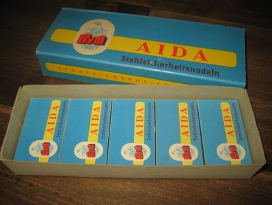 Stor, strøken pakke med 5 esker AIDA Stahlsicherheitsnadelen, 50 tallet. 